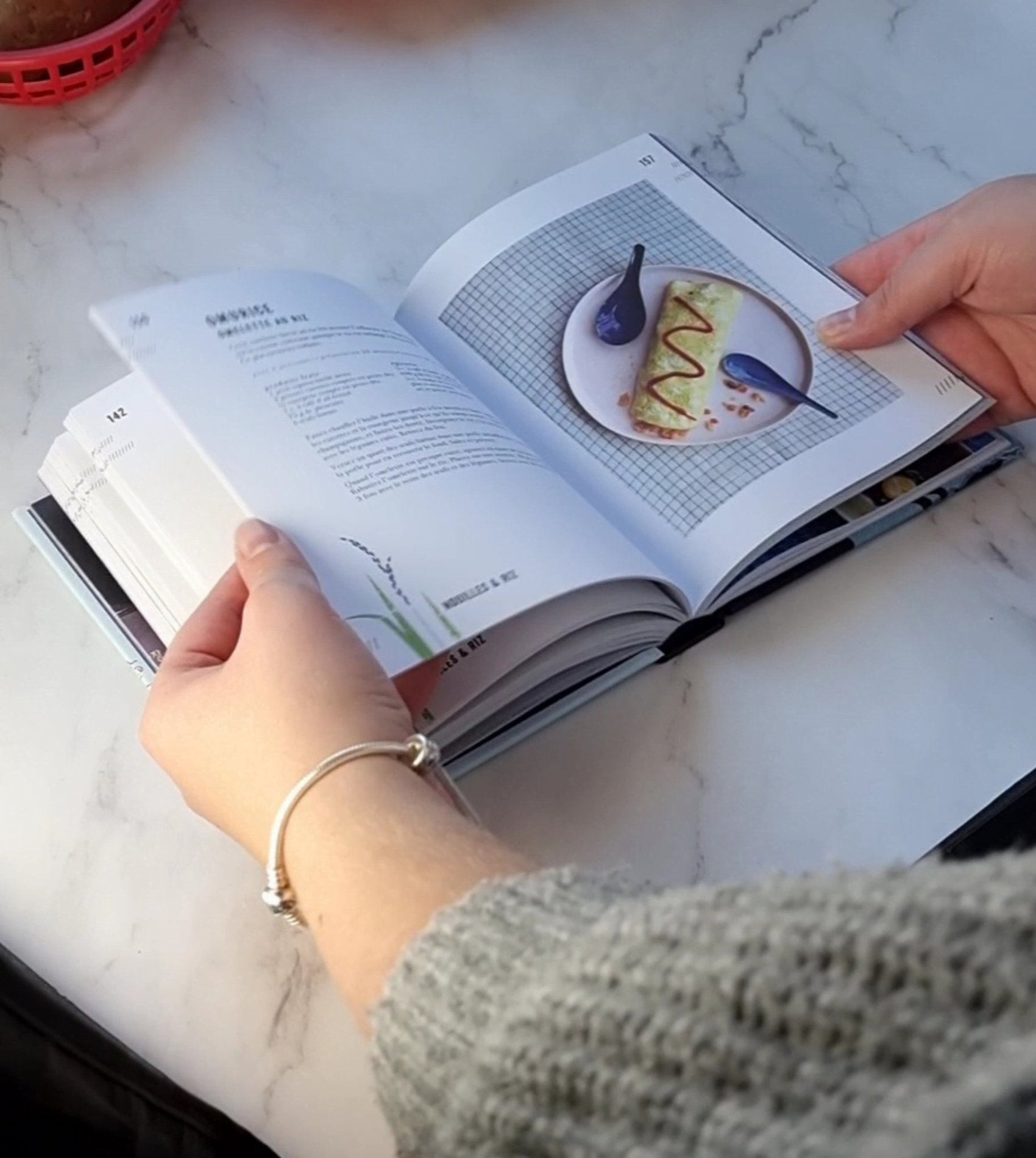 L'image est la présentation du livre Cuisiner coréen les recettes culte