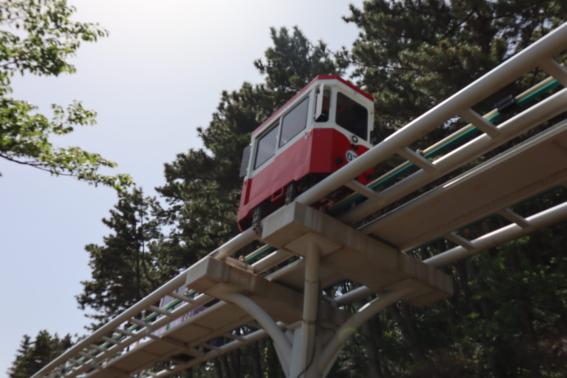 Une image de poulet frit fait avec des ingrédients coréens. C'est une idée de recette pour faire découvrir l'idée-cadeau de la Corée sur le panier d'ingrédients